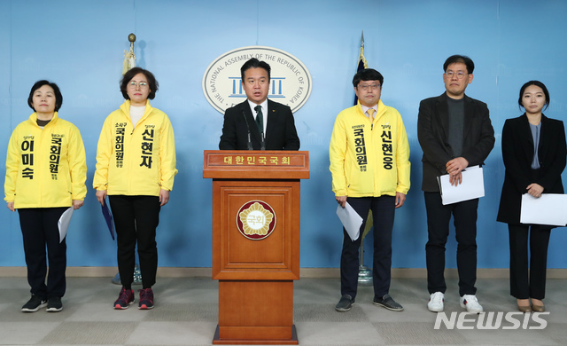 [서울=뉴시스] 고승민 기자 = 김영훈 고용노동부 장관 후보 지명자가 정의당 노동본부장 시절인 2020년 3월 9일 서울 여의도 국회에서 노동공약을 발표하고 있다. 2020.03.09.kkssmm99@newsis.com