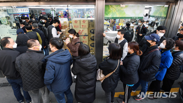 [서울=뉴시스] 이영환 기자 = 마스크 5부제가 시행된 9일 오전 서울 종로구의 한 약국에서 시민들이 마스크 구매를 위해 줄지어 서있다. 마스크 5부제 시행으로 약국에서 출생년도에 따라 1주당 1인 2매 구매가 가능하다. 2020.03.09.&nbsp;&nbsp; photo@newsis.com
