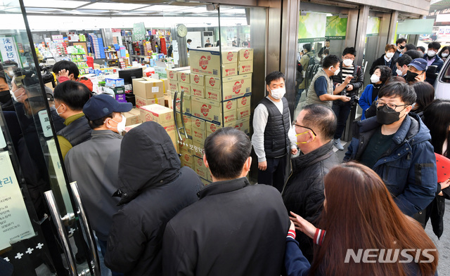 [서울=뉴시스] 이영환 기자 = 마스크 5부제가 시행된 9일 오전 서울 종로구의 한 약국에서 시민들이 마스크 구매를 위해 줄지어 서있다. 마스크 5부제 시행으로 약국에서 출생년도에 따라 1주당 1인 2매 구매가 가능하다. 2020.03.09.&nbsp;&nbsp; photo@newsis.com