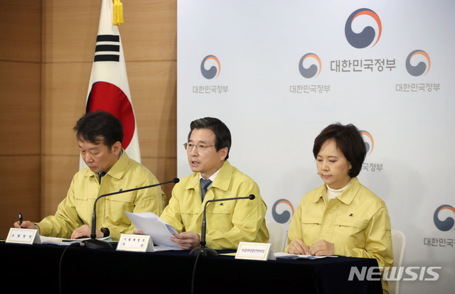 [서울=뉴시스]박미소 기자 = 김용범(가운데) 기획재정부 1차관이 9일 오전 서울 종로구 정부서울청사에서 열린 '마스크 수급 안정화 대책의 본격적 시행 관련 합동브리핑'에서 발언하고 있다.2020.03.09. misocamera@newsis.com