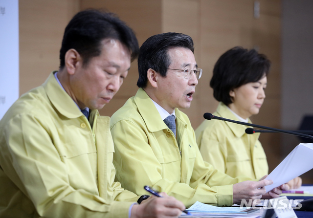 [서울=뉴시스]박미소 기자 = 김용범(가운데) 기획재정부 1차관이 9일 오전 서울 종로구 정부서울청사에서 열린 '마스크 수급 안정화 대책의 본격적 시행 관련 합동브리핑'에서 발언하고 있다.2020.03.09. misocamera@newsis.com