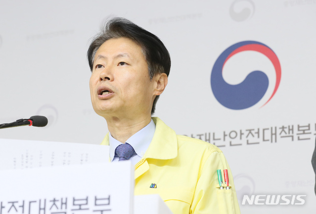 [세종=뉴시스]강종민 기자 = 김강립 중앙재난안전대책본부 제1총괄조정관(보건복지부 차관)이 9일 오전 정부세종청사에서 신종 코로나바이러스 감염증(코로나19) 대응현황 등을 브리핑 하고 있다. 2020.03.09.&nbsp; ppkjm@newsis.com