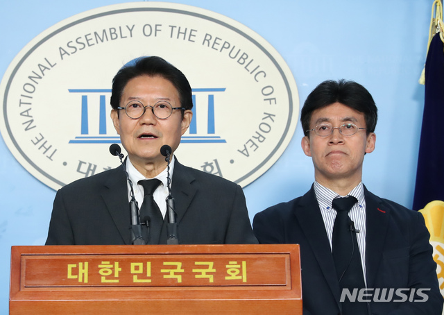 [서울=뉴시스] 고승민 기자 = 플랫폼 비례연합정당 '시민을위하여' 우희종, 최배근 공동대표가 지난 9일 서울 여의도 국회에서 기자회견을 열고 더불어민주당과 정의당의 비례연합 참여에 대한 최종 입장을 촉구하고 있다. 2020.03.09.kkssmm99@newsis.com