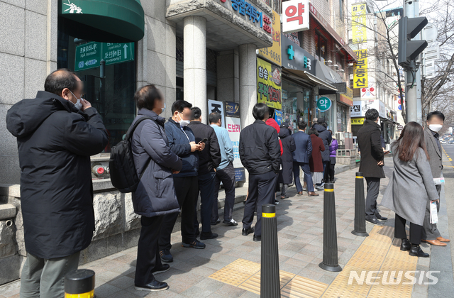 [서울=뉴시스] 조수정 기자 = 신종 코로나 바이러스 감염증(코로나 19) 확산으로 마스크가 품귀현상을 빚으며 정부가 시행한 마스크 5부제 시행 첫날인 9일 오전 서울 강남구 공적마스크를 판매하는 역삼동 한 약국에 구매자들이 줄서 기다리고 있다. 마스크 5부제 중 약국은 월요일 출생연도 끝자리가 1년과 6년, 화요일 2년과 7년, 수요일 3년과 8년, 목요일 4년과 9년, 금요일 5년과 0년인 사람들이 마스크 2매(1주당 2매)를 살 수 있다. 구매시 주민등록증이나 여권, 운전면허증 등 신분증을 지참해야하며 만 10세 이하 어린이와 만 80세 이상 노인은 대리구매가 가능하나 본인 신분증과 본인 및 대리구매자가 함께 등재된 주민등록등본을 제시해야 한다. 장기요양급여 수급자도 장기요양인증서를 제시하면 대리수령 가능하다. 장애인은 장애인등록증을 대리구매자가 제시하면 구매할 수 있다. 5부제 해당 날짜에 구매하지 못하더라도 토요일과 일요일 출생연도에 관계 없이 1주 2매까지 구매가능하다. 2020.03.09. chocrystal@newsis.com