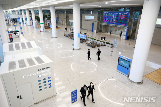 [인천공항=뉴시스]홍효식 기자 = 한국과 일본 양국 국민에 대한 90일 무비자 입국 제도를 중단한 9일 인천국제공항 2터미널 입국장이 한산한 모습을 보이고 있다. 2020.03.09. yesphoto@newsis.com