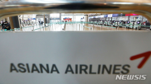 [인천공항=뉴시스]홍효식 기자 = 아시아나항공이 일본 취항 30년만에 일본 전 노선의 운항을 중단한 9일 인천국제공항 1터미널 출국장 아시아나항공 발권 창구가 한산한 모습을 보이고 있다. 2020.03.09. yesphoto@newsis.com