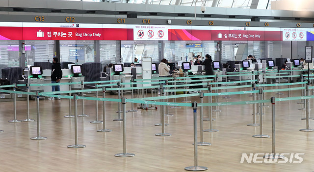 [인천공항=뉴시스]홍효식 기자 = 아시아나항공이 일본 취항 30년만에 일본 전 노선의 운항을 중단한 9일 인천국제공항 1터미널 출국장 아시아나항공 발권 창구가 한산한 모습을 보이고 있다. 2020.03.09.&nbsp;&nbsp; yesphoto@newsis.com