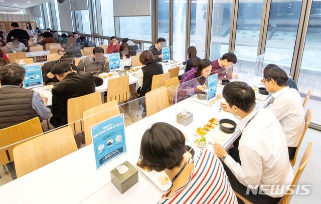 [서울=뉴시스]용산구청 직원들이 9일 서울 용산구청 구내식당에서 식사를 하고 있다. 용산구는 신종 코로나바이러스 감염증(코로나19) 대응을 위해 구내식당에 칸막이를 설치했다. (사진=용산구 제공) 2020.03.09.photo@newsis.com