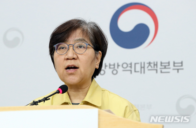 [청주=뉴시스]강종민 기자 = 정은경 중앙방역대책본부장(질병관리본부장)이 9일 오후 충북 청주 질병관리본부에서 신종 코로나바이러스 감염증(코로나19) 국내 발생 현황에 대해 브리핑하고 있다. 2020.03.09.&nbsp; ppkjm@newsis.com