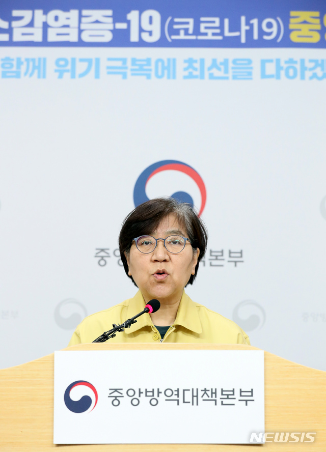 [청주=뉴시스]강종민 기자 = 정은경 중앙방역대책본부장(질병관리본부장)이 9일 오후 충북 청주 질병관리본부에서 신종 코로나바이러스 감염증(코로나19) 국내 발생 현황에 대해 브리핑하고 있다. 2020.03.09.&nbsp; ppkjm@newsis.com