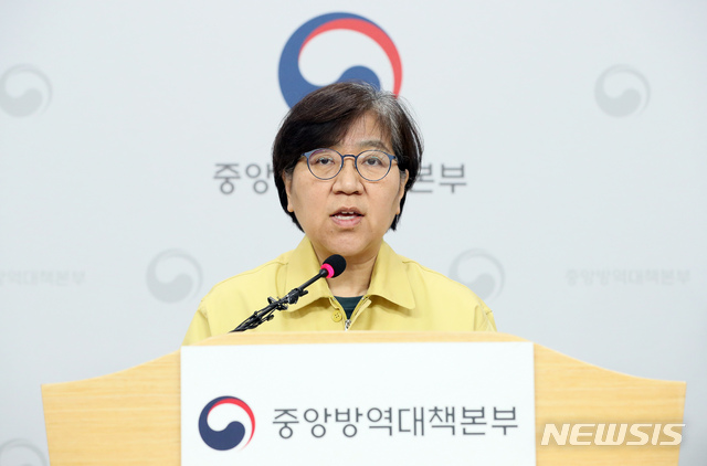 [청주=뉴시스]강종민 기자 = 정은경 중앙방역대책본부장(질병관리본부장)이 9일 오후 충북 청주 질병관리본부에서 신종 코로나바이러스 감염증(코로나19) 국내 발생 현황에 대해 브리핑하고 있다. 2020.03.09.&nbsp; ppkjm@newsis.com