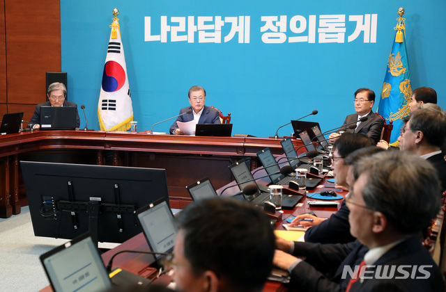 [서울=뉴시스]배훈식 기자 = 문재인 대통령이 9일 청와대 여민관에서 열린 수석보좌관회의에 참석해 발언하고 있다. 2020.03.09.&nbsp; dahora83@newsis.com