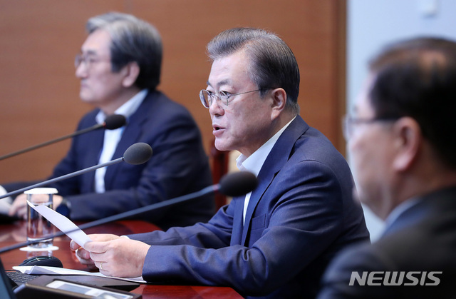 [서울=뉴시스]배훈식 기자 = 문재인 대통령이 9일 청와대 여민관에서 열린 수석보좌관회의에 참석해 발언하고 있다. 2020.03.09.&nbsp; dahora83@newsis.com