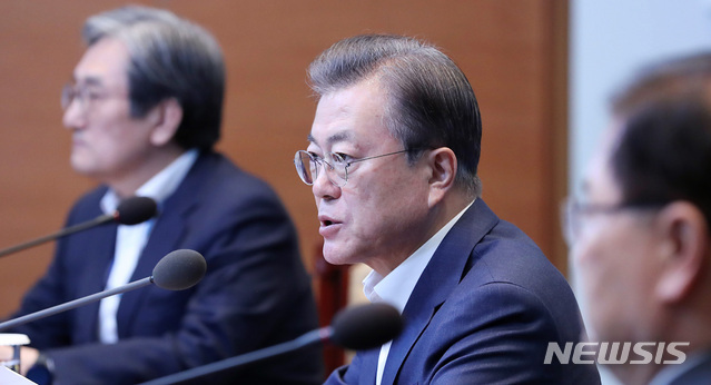 [서울=뉴시스]배훈식 기자 = 문재인 대통령이 9일 청와대 여민관에서 열린 수석보좌관회의에 참석해 발언하고 있다. 2020.03.09.&nbsp; dahora83@newsis.com