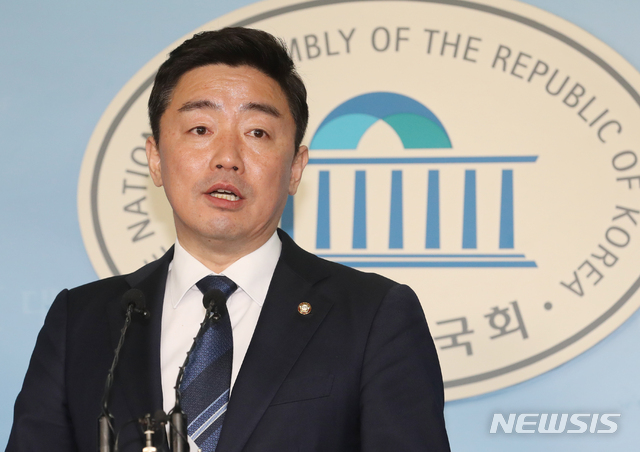 [서울=뉴시스]김명원 기자 = 강훈식 더불어민주당 수석대변인이 9일 서울 여의도 국회 정론관에서 "민주당은 오늘부터 코로나19와의 전쟁을 선포한다"며 "미래선대위의 활동을 중단하고 당 재난안전위를 확대한 코로나국난극복위를 중심으로 당력 집중키로 했다"고 밝혔다. 2020.03.09.  kmx1105@newsis.com