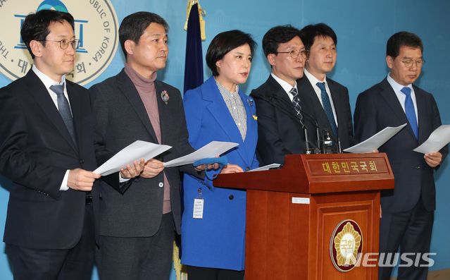 [서울=뉴시스]김명원 기자 = 김민석 영등포을 후보자 등 더불어민주당 21대 총선 출마자 51명이 9일 서울 여의도 국회 정론관에서 코로나재난극복소득을 추진하는 공동성명 기자회견을 하고 있다. 2020.03.09. kmx1105@newsis.com