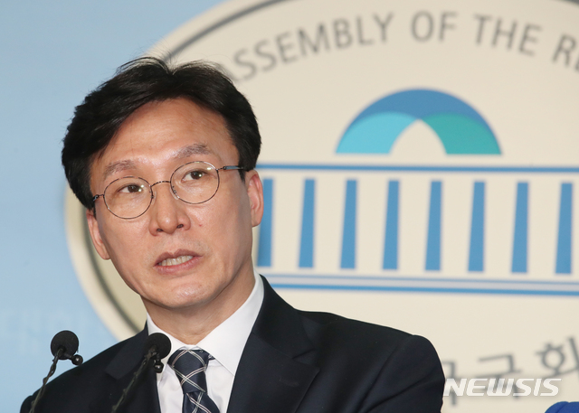 [서울=뉴시스]김명원 기자 = 김민석 영등포을 후보자 등 더불어민주당 21대 총선 출마자 51명이 9일 서울 여의도 국회 정론관에서 코로나재난극복소득을 추진하는 공동성명 기자회견을 하고 있다. 2020.03.09. kmx1105@newsis.com