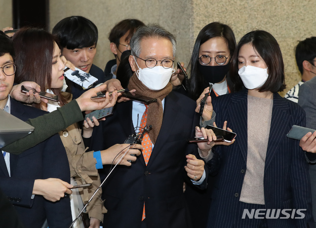 [서울=뉴시스] 고승민 기자 = 김형오 미래통합당 공관위원장이 9일 서울 여의도 국회에서 열린 공천관리위원회에 참석하며 취재진 질문에 답하고 있다. 2020.03.09.  kkssmm99@newsis.com