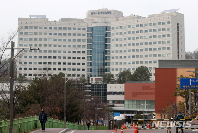 [성남=뉴시스] 이영환 기자 = 경기도 성남시 분당서울대병원 통증센터 직원이 신종 코로나바이러스 감염증(코로나19) 확진판정을 받은 9일 오후 분당서울대병원 1동 건물이 보이고 있다. 분당서울대병원은 이 직원의 확정 판정으로 1동 지하2층 통증센터를 폐쇄했다. 2020.03.09.&nbsp;&nbsp; photo@newsis.com 
