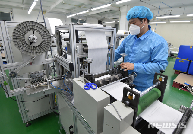 [용인=뉴시스] 김종택 기자 = 경기 용인시 기흥구 상공양행 마스크 공장에서 직원들이 마스크를 검수하고 있다. 2020.03.09. semail3778@naver.com