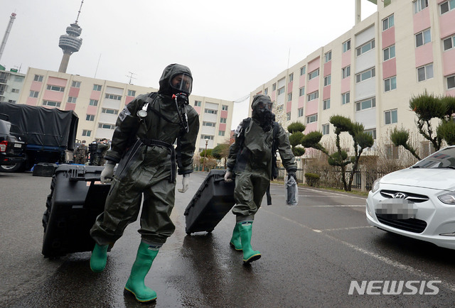 [대구=뉴시스] 이무열 기자 = 국군화생방 방호사령부 장병들이 9일 오후 코호트 격리 주거시설인 대구 달서구 성당동 한마음아파트에서 방역작전을 펼치고 있다. 신천지 교인이 집단 거주하는 이 아파트에서 신종 코로나바이러스 감염증(코로나19) 확진자 46명이 발생했다. 2020.03.09.&nbsp; lmy@newsis.com 
