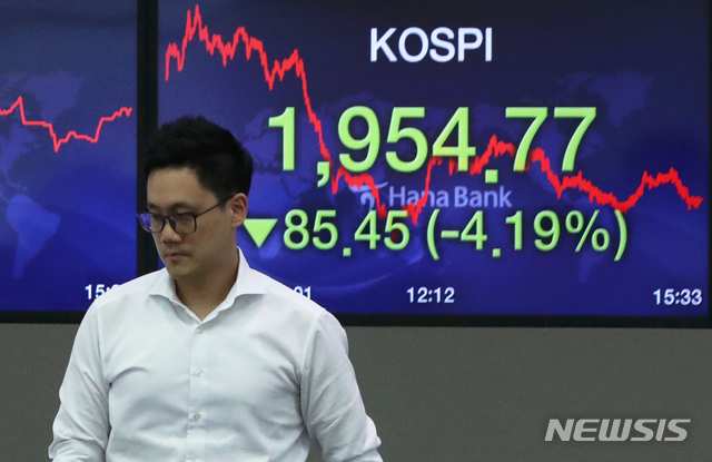 [서울=뉴시스]이윤청 기자 = 코스피가 전 거래일 대비 85.45포인트(4.19%) 하락한 1954.77로, 코스닥은 전 거래일 대비 28.12포인트(4.38%) 내린 614.60에 마감한 9일 오후 서울 중구 하나은행 딜링룸에서 딜러들이 업무를 보고 있다. 이날 원·달러 환율은 전 거래일 대비 11.9원 오른 1204.2원에 거래를 마쳤다. 2020.03.09.&nbsp; radiohead@newsis.com