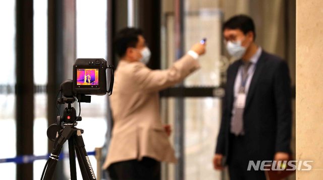 [서울=뉴시스]김선웅 기자 = 코로나19 확진자 발생으로 폐쇄조치된 은평성모병원이 9일 진료를 재개했다. 병원은 외래, 입원, 수술, 검사 등 정상화 준비를 마쳤고 진료를 지속하지 못해 불편을 겪었던 환자들이 우선 치료를 받을 수 있도록 기존 예약 환자 및 응급환자를 중심으로 진료에 나서며 단계적으로 외래 진료를 확대해갈 계획이다. 9일 서울 은평구 은평성모병원의 모습. 2020.03.09.&nbsp; mangusta@newsis.com