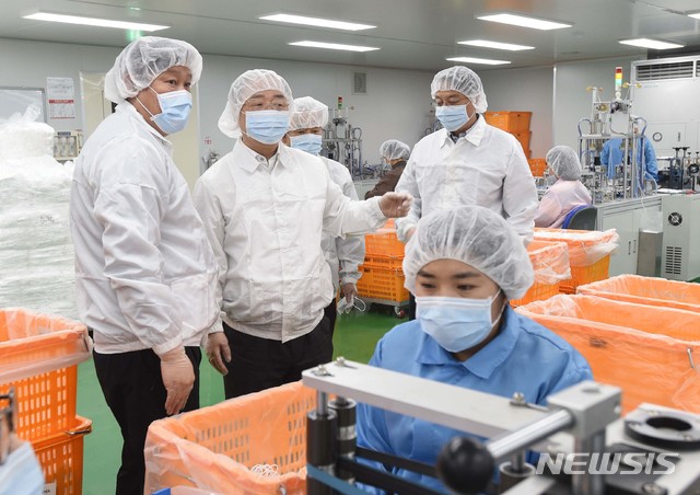 [서울=뉴시스]홍남기(왼쪽 두번째) 부총리 겸 기획재정부 장관이 9일 오후 경기도 안성에 위치한 마스크 생산 업체인 케이엠을 방문, 생산현장을 시찰하며 관계자로부터 설명을 듣고 있다. (사진=기획재정부 제공) 2020.03.09. photo@newsis.com