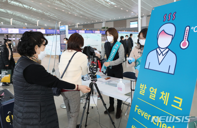 [영종도=뉴시스] 전진환 기자 = 일본의 한국인 입국 제한 조치에 대한 우리정부의 대응조치로 일본에 대한 사증(비자) 면제조치와 이미 발급된 사증의 효력이 정지된 9일 오후 인천공항 제2터미널 출발층에서 출국 승객들이 발열검사를 받고 있다. 2020.03.09.&nbsp; amin2@newsis.com