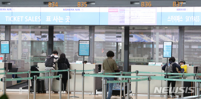 [영종도=뉴시스] 전진환 기자 = 일본의 한국인 입국 제한 조치에 대한 우리정부의 대응조치로 일본에 대한 사증(비자) 면제조치와 이미 발급된 사증의 효력이 정지된 9일 오후 인천공항 제2터미널 발권창구가 한산한 모습을 보이고 있다. 2020.03.09.&nbsp; amin2@newsis.com