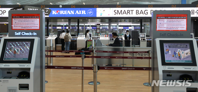 [영종도=뉴시스] 전진환 기자 = 일본의 한국인 입국 제한 조치에 대한 우리정부의 대응조치로 일본에 대한 사증(비자) 면제조치와 이미 발급된 사증의 효력이 정지된 9일 오후 인천공항 제2터미널 발권창구가 한산한 모습을 보이고 있다. 2020.03.09. amin2@newsis.com