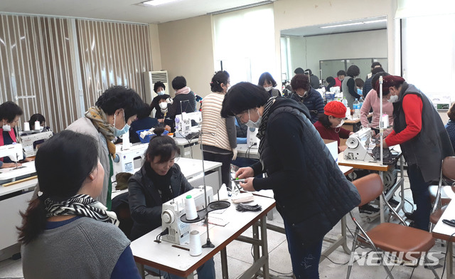한국생활개선 영광군연합회원 주부들이 지난 5일부터 직접 구입한 원단과 재료를 이용해 마스크를 제작하고 있다.