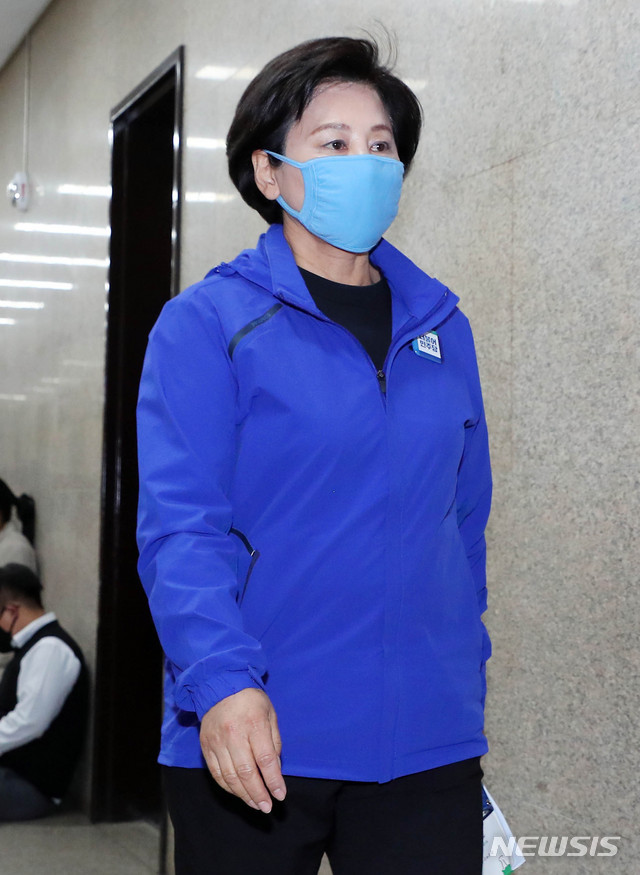 [서울=뉴시스] 장세영 기자 = 남인순 더불어민주당 최고위원이 9일 서울 여의도 국회에서 열린 더불어민주당 비공개 최고위원회의에 참석하고 있다. 2020.03.09. photothink@newsis.com