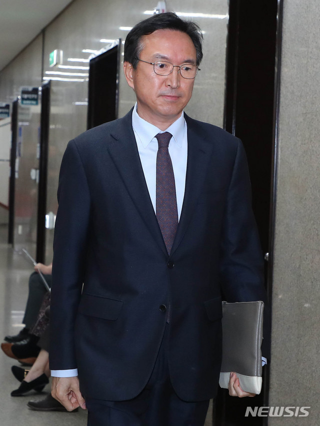 [서울=뉴시스] 장세영 기자 = 이근형 더불어민주당 공천전략기획위원장이 9일 서울 여의도 국회에서 열린 더불어민주당 비공개 최고위원회의에 참석하고 있다. 2020.03.09.&nbsp; photothink@newsis.com