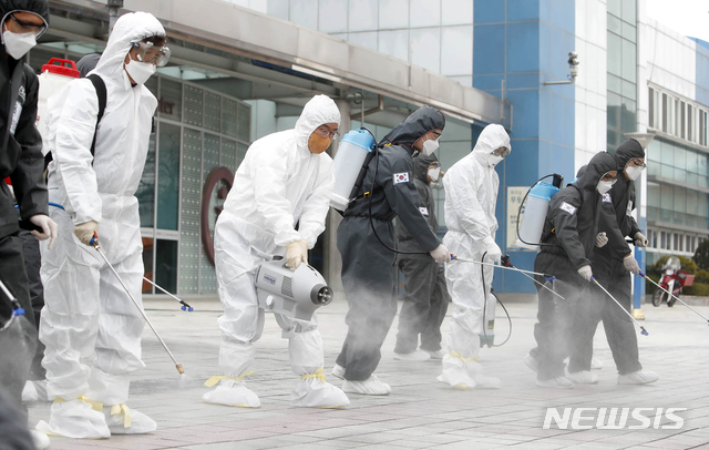 [광주=뉴시스] 신대희 기자 = 광주 북구청 방역팀 공무원들과 육군31보병사단 장병들이 9일 광주역사에서 신종 코로나바이러스 감염증(코로나19) 예방 소독 작업을 하고 있다. (사진 = 광주 북구 제공) 2020.03.09.photo@newsis.com