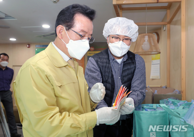 [서울=뉴시스]최진석 기자 = 정순균 강남구청장은 9일 오전 서울 강남구 관내 노인복지센터에 방문하여 신종 코로나바이러스 감염증(코로나19) 예방 상태를 확인하고 있다. 어르신들에게 제공되고 있는 무료 급식 포장 상태를 확인하고, 센터 3층에 위치한 이용자 현황을 파악하여 감염증 예방 수칙을 적극적으로 홍보하고, 이용자들의 건강을 최우선으로 파악할 수 있도록 하였다. (사진=강남구청 제공) 2020.03.09.  photo@newsis.com