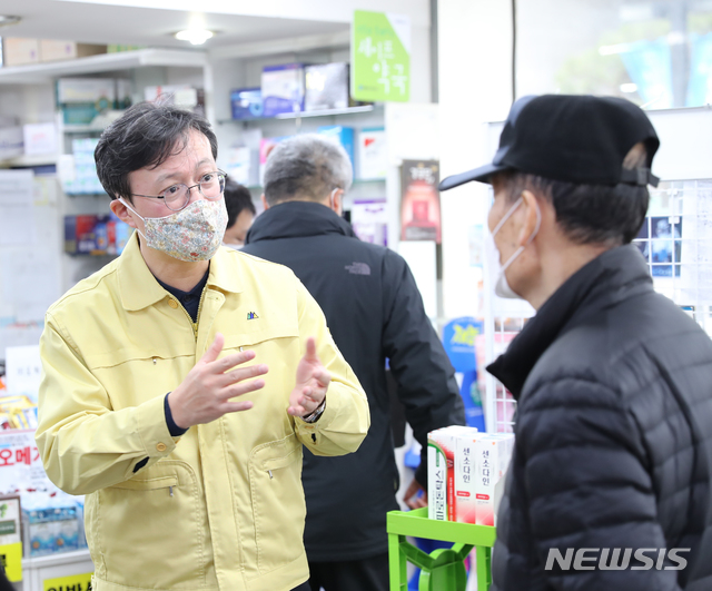 [서울=뉴시스] 채현일 영등포구청장(오른쪽)이 마스크5부제 시행 첫날인 9일 오후 지역 내 약국에 방문해 마스크 수급 상황을 점검하고, 대책을 마련해 주민들의 어려움을 해소할 것을 약속했다. (사진=영등포구 제공) 2020.03.09.&nbsp;&nbsp; photo@newsis.com
