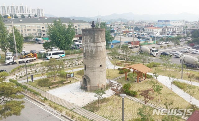 [청주=뉴시스]강신욱 기자 = 충북 충주시가 신청한 충주시 봉방동 '구 충주역 급수탑'의 국가등록문화재 등록이 어려울 것을 보인다. 문화재위원회는 기존 등록된 국가등록문화재보다 가치가 미흡하다고 평가하고 지역 등록문화재 등록 의견을 내놓았다. (사진=충주시 제공) 2020.03.10. photo@newsis.com 