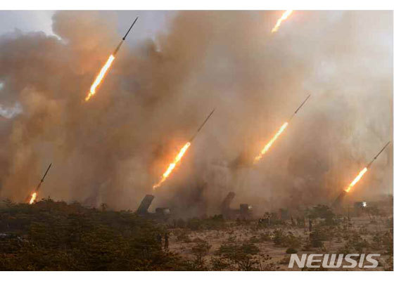 [서울=뉴시스] 북한 노동당 기관지 노동신문은 10일 "김정은 동지께서 3월9일 조선 인민군 전선 장거리포병구분대들의 화력타격훈련을 또 다시 지도하셨다"며 훈련 장면을 공개했다. 2020.03.10. (사진=노동신문 캡처) photo@newsis.com 