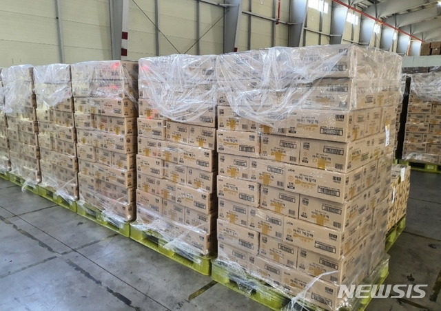 [서울=뉴시스]라이온코리아가 '코로나19' 확산 방지 위해 서울시에 기부한 '아이깨끗해 손 세정제' 