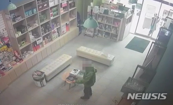 [서울=뉴시스]지난 9일 서울 서초구의 한 1인 약국에 찾아와 "왜 마스크가 없냐"며 언성을 높이는 시민의 모습. 2020.3.10(사진=독자 제공) photo@newsis.com