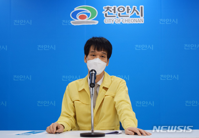 [천안=뉴시스]이종익 기자 = 충남 천안시 박재현 기획경제국장이 10일 '코로나19 극복을 위한 지역경제 활성화 대책' 기자회견을 하고 있다. 2020.03.10. 007news@newsis.com