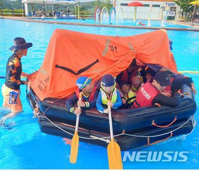[임실=뉴시스]윤난슬 기자 = 전북119안전체험관은 물놀이 안전체험장에 워터슬라이드를 설치해 안전교육과 체험이 결합한 새로운 콘텐츠를 체험객들에게 선보일 계획이라고 10일 밝혔다.(사진=전북119안전체험관 제공) 