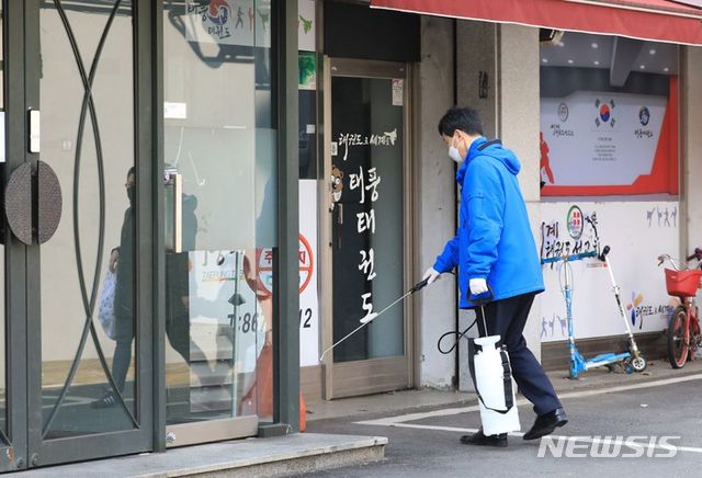 [서울=뉴시스]윤건영 더불어민주당 서울 구로구을 총선 예비후보가 지난 8일 구로 2동 방역 봉사를 진행하고 있는 모습 (사진 = 윤건영 예비후보 페이스북)  