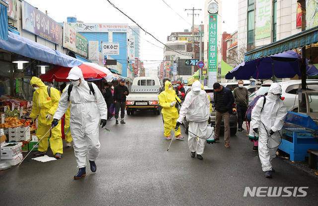 [서산=뉴시스]이종익 기자 =충남 서산시가 10일 코로나19 확진자 발생에 따라 방역활동을 펼치고 있다. 2020.03.10. (사진=서산시 제공)  photo@newsis.com 