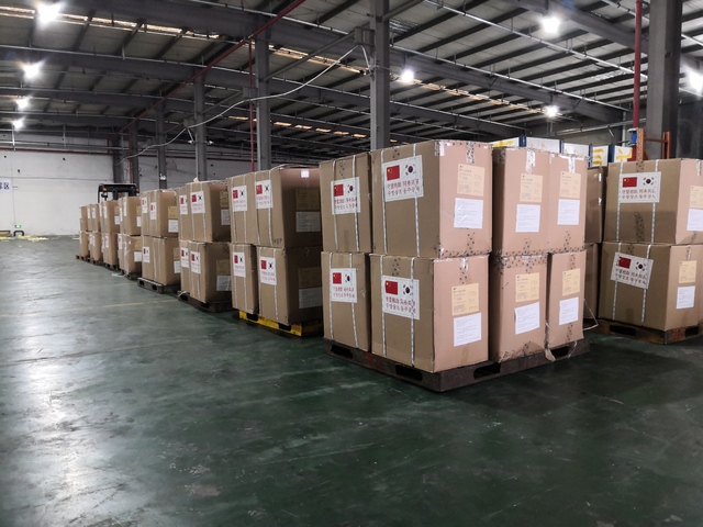  [서울=뉴시스] 주한 중국대사관은 10일 보도자료를 통해 "중국 정부가 한국에 제공하기로 한 지원 물자 중 N95 마스크 8만장과 의료용 방호복 1만벌이 현재 상하이에 집결돼 있고 11일 아침 인천국제공항에 도착할 예정"이라고 밝혔다. 상하이에 집결돼 있는 물자들. <사진출처: 주한 중국대사관 제공> 2020.03.10