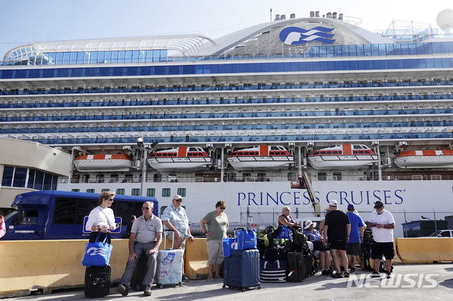 [ 포트 에버글레이즈( 미 플로리다주)=&nbsp; AP/뉴시스]&nbsp; 지난 2월 13일 플로리다주 포트 로더데일의 한 부두에서 하선하고 있는 캐리비언 프린세스 크르주선의 승객들. 이 크루즈선과 또 다른 프린세스 크루즈회사의 선박 리걸 프린세스호는 플로리다주 해상에서 코로나19 진단을 위해 발이 묶였다.&nbsp;&nbsp; 