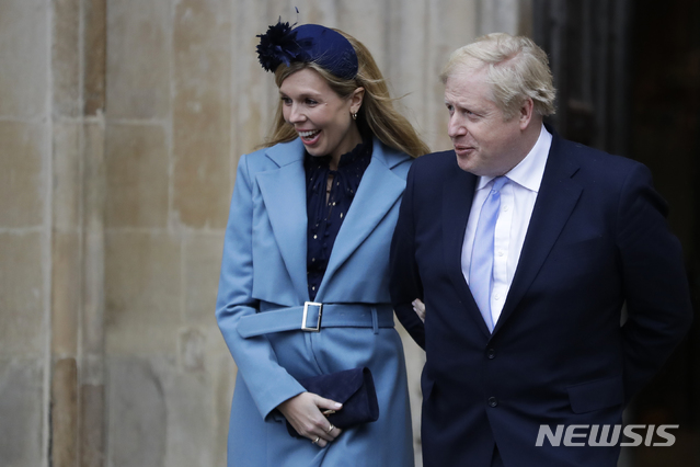 [런던=AP/뉴시스] 보리스 존슨 영국 총리는 12일(현지시간) 신종 코로나바이러스 감염증(코로나19)에서 회복해 퇴원했다. 다만 의료진의 권고에 따라 즉각 업무 복귀는 하지 않을 계획이다. 사진은 지난달 9일 열린 영연방 기념일에 참석한 존슨(오른쪽) 총리와 약혼녀 캐리 시먼즈의 모습.2020.4.12.