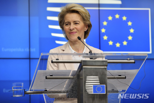 [브뤼셀(벨기에)=AP/뉴시스]우르줄라 폰 데어 라이엔 유럽연합(EU) 집행위원장이 지난 9일 브뤼셀의 EU 본부 건물에서 레제프 타이이프 에르도안 터키 대통령과 회담 후 기자회견을 하고 있다. 폰 데어 라이엔 위원장은 10일(현지시간) EU는 회원국들의 신종 코로나바이러스 감염증(코로나19) 대처를 돕기 위해 모든 수단을 다 동원할 것이며 회원국들의 대응을 강화하기 위해 250억 유로(약 33조6300억원)의 투자기금을 창설할 것이라고 밝혔다. 2020.3.11