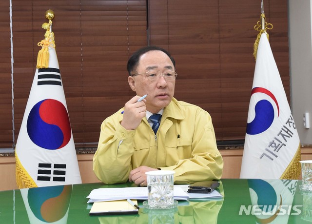 [서울=뉴시스]홍남기 부총리 겸 기획재정부 장관이 10일 오전 서울 종로구 정부서울청사에서 '관계장관회의(녹실회의)'를 주재하고 있다. (사진=기획재정부 제공) 2020.03.10.  photo@newsis.com